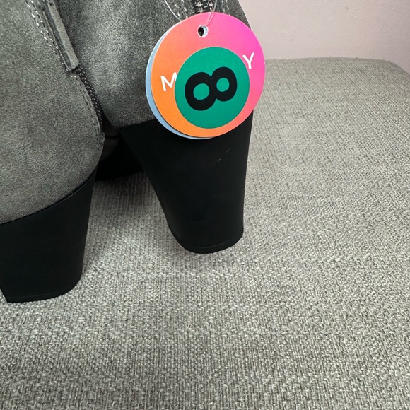 New Women’s Comfortiva Gray Suede Ankle Boots Size 8 - Picture 4 of 4